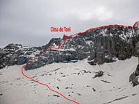 L’ultimo tratto della cresta con la Cima de Toni e il tracciato della discesa.